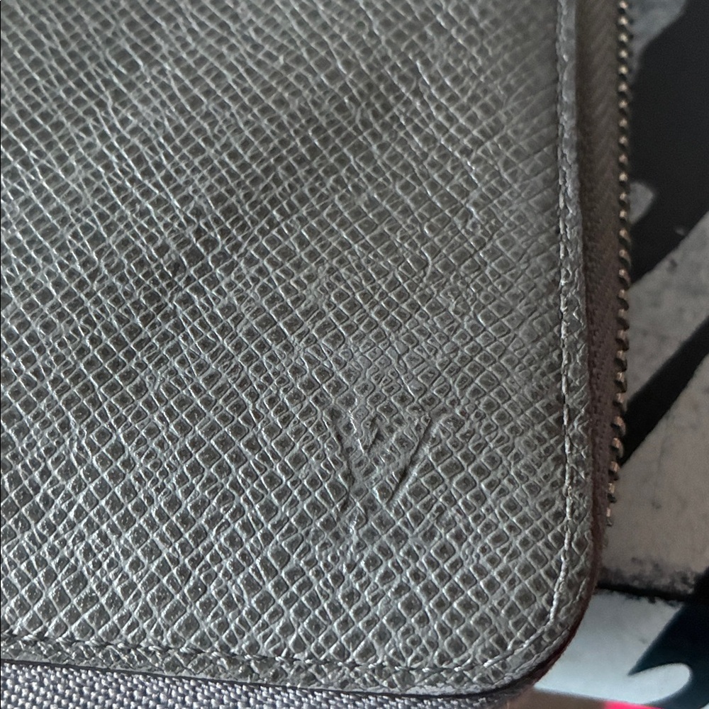 Louis Vuitton Silver Tiaga Wallet - Picture 10 of 17